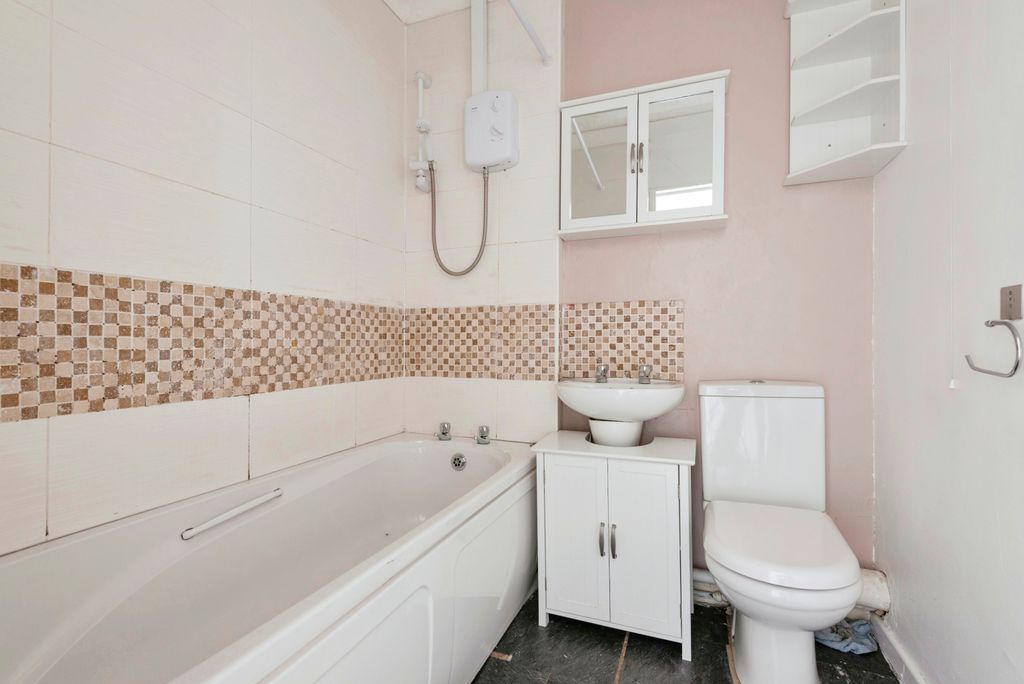 Property photo 3 of 17 Bathroom
