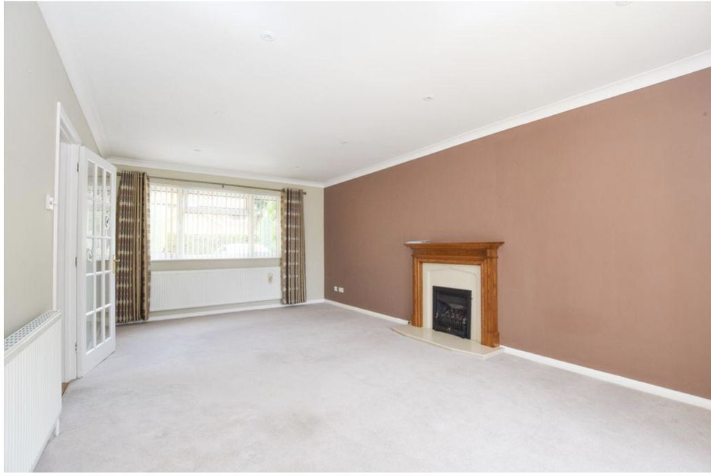 Property photo 2 of 10 Living Room