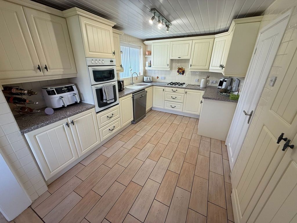 Property photo 2 of 25