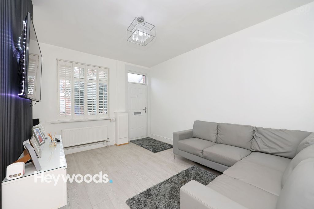 Property photo 2 of 27