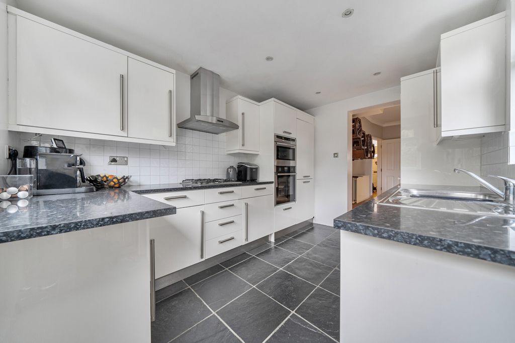 Property photo 3 of 27 Kitchen