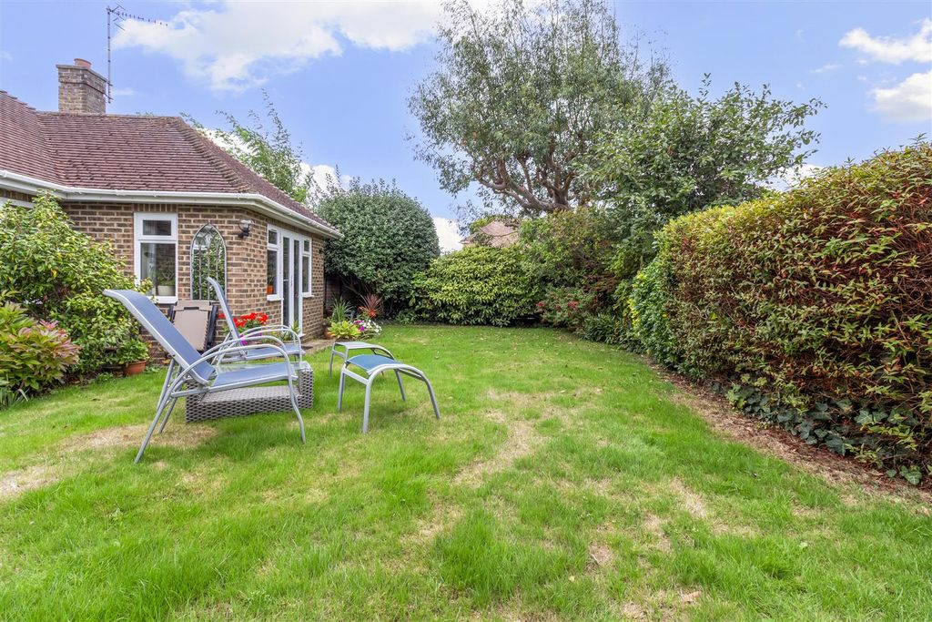 Property photo 3 of 26 2 Cowdray Close-019.Jpg
