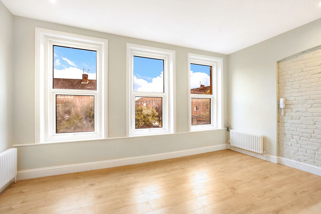Property photo 2 of 8 Flat 2, 165 St. Marg