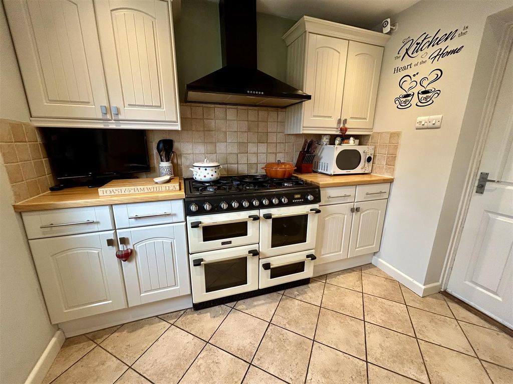 Property photo 3 of 17 Kitchen