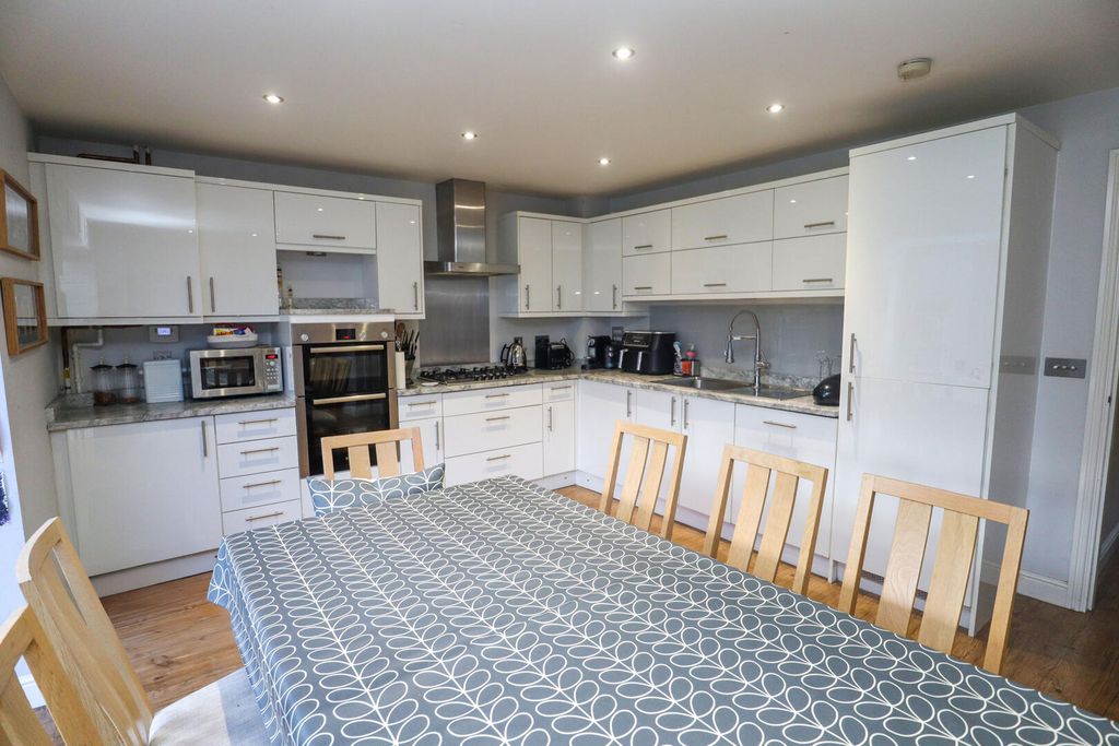 Property photo 3 of 21 Kitchen