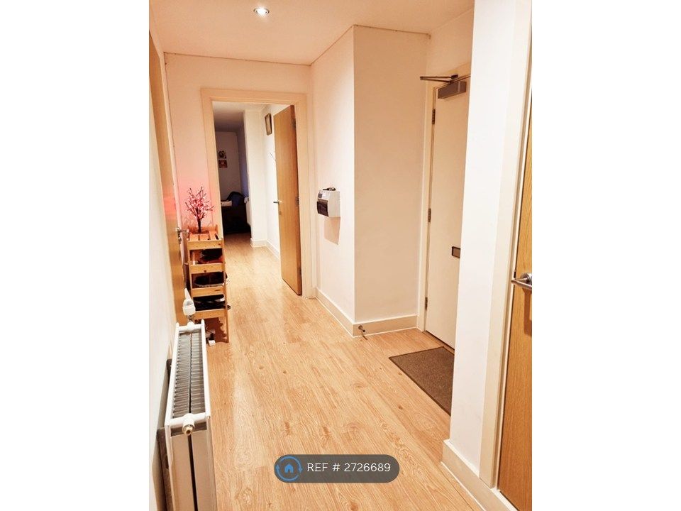 Property photo 3 of 11 Hallway