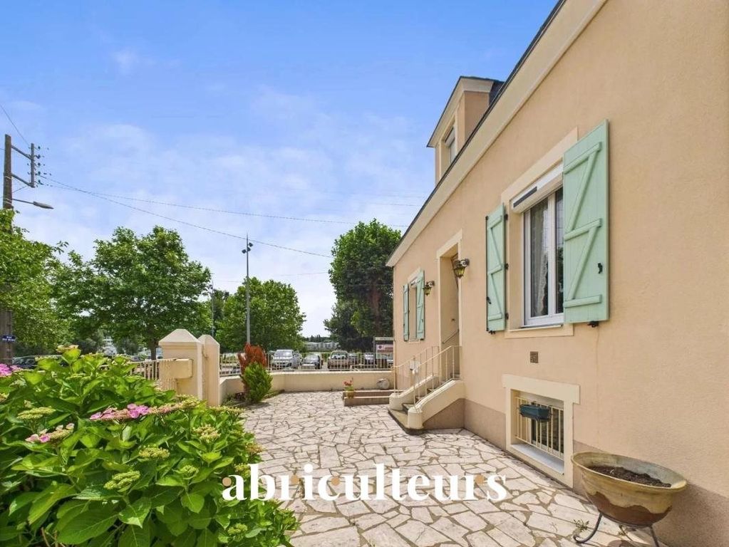Property photo 1 of 13 Old House To Refresh For Sale At Quai Besnard In Basse-Indre (44610)