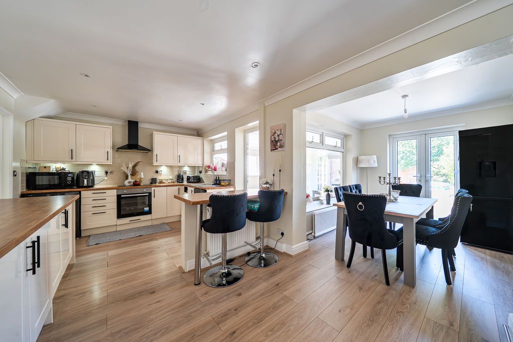 Property photo 2 of 20 Kitchen/Diner/Family Room