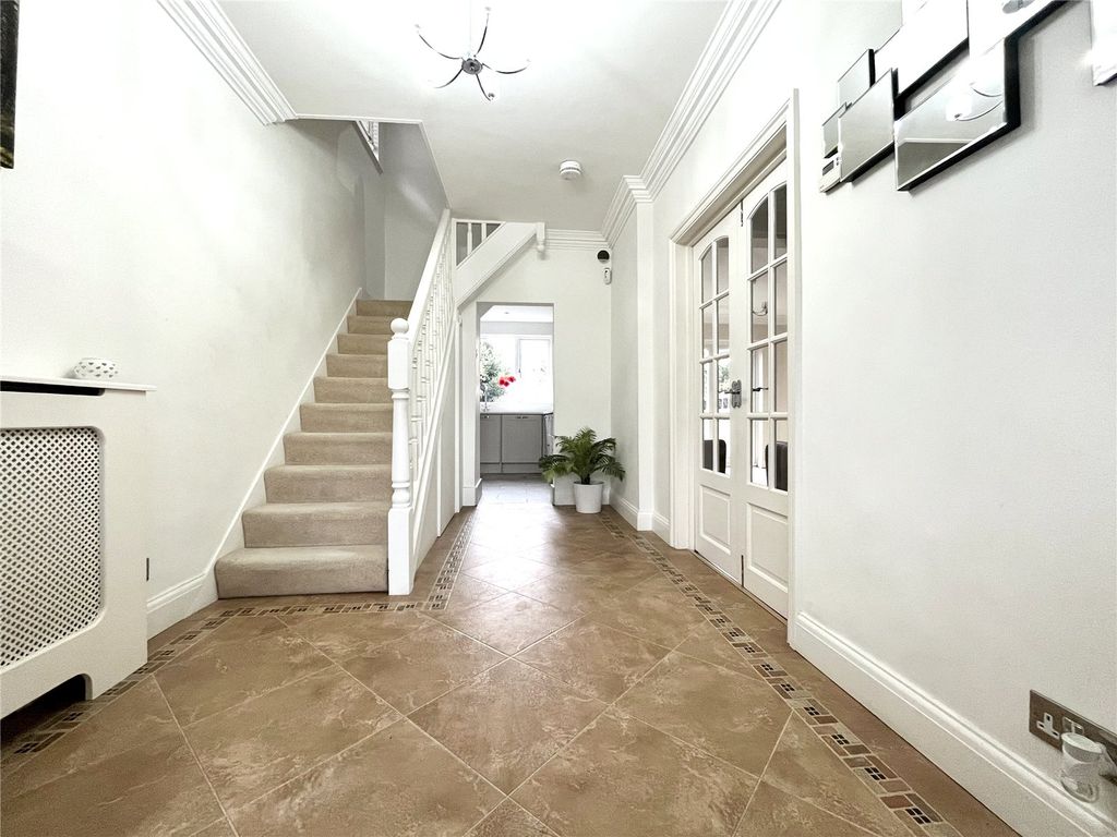 Property photo 2 of 18 Entrance Hall