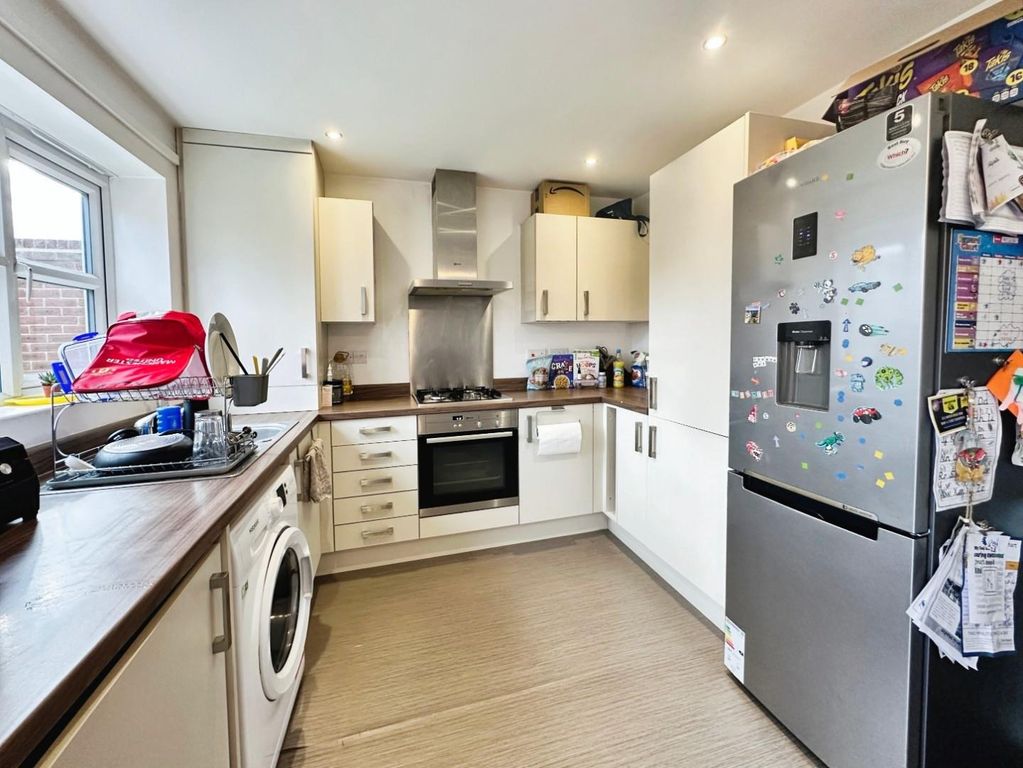 Property photo 3 of 8 Kitchen