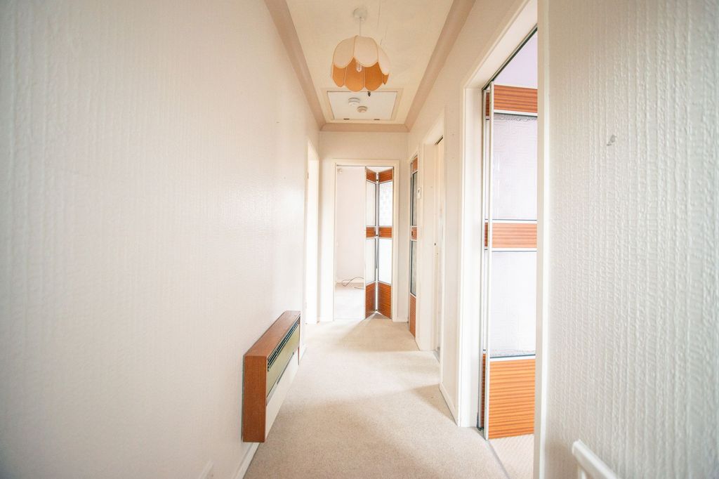 Property photo 2 of 19 Hallway