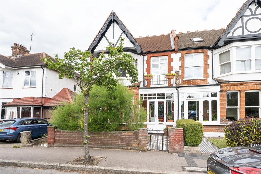 Property photo 1 of 45 Buckingham Road, E11