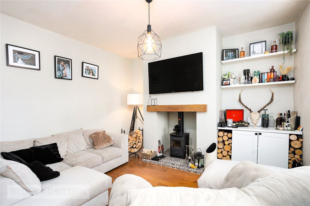 Property photo 3 of 18 Lounge