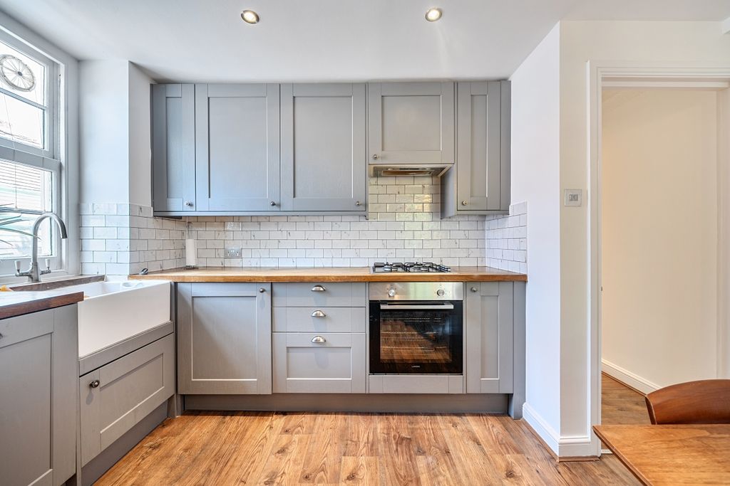 Property photo 1 of 10 Kitchen 3