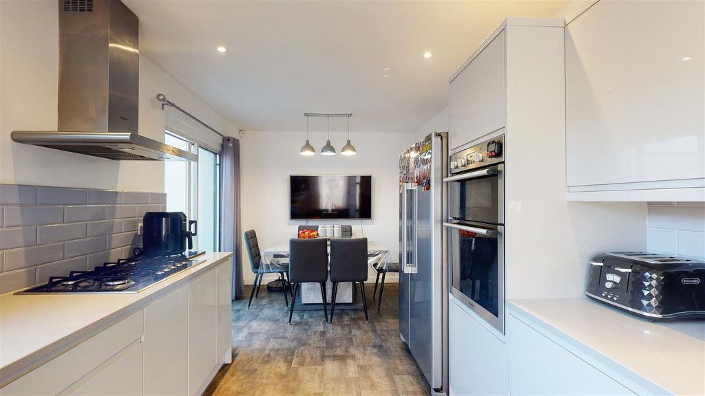Property photo 3 of 17 Dining Area