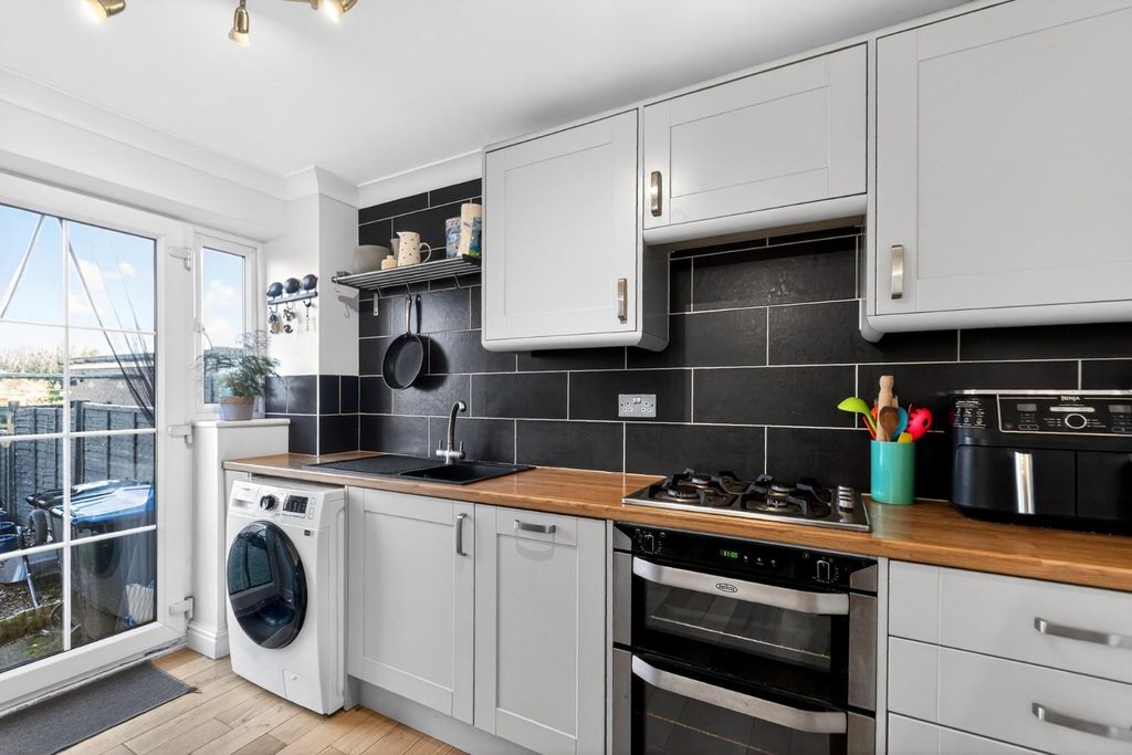 Property photo 2 of 13 5Bylandmews-4.Jpg