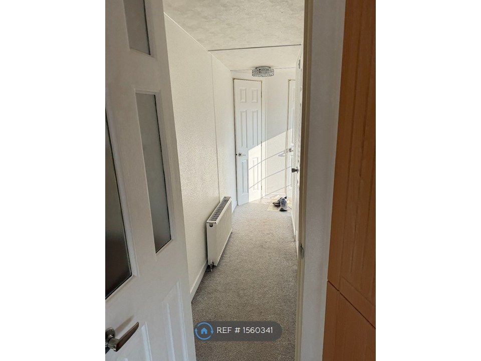 Property photo 3 of 9 Hall
