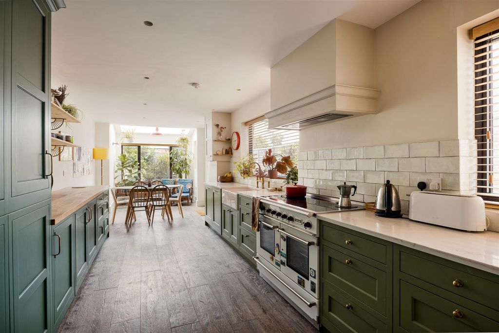 Property photo 3 of 47 Northcote Road, E17