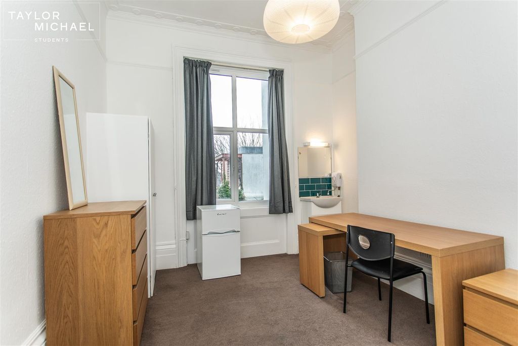 Property photo 3 of 14 Room