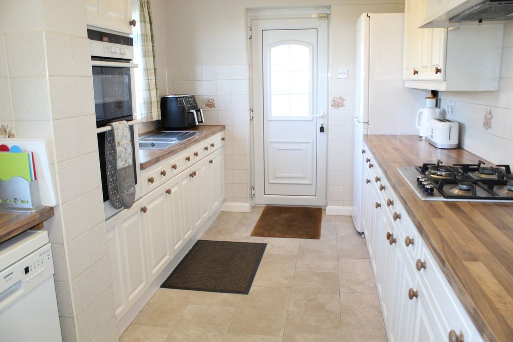 Property photo 3 of 14 Fitted Kitchen Picture 2