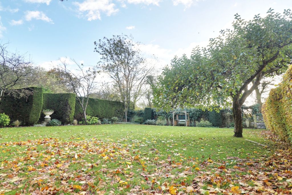 Property photo 2 of 27