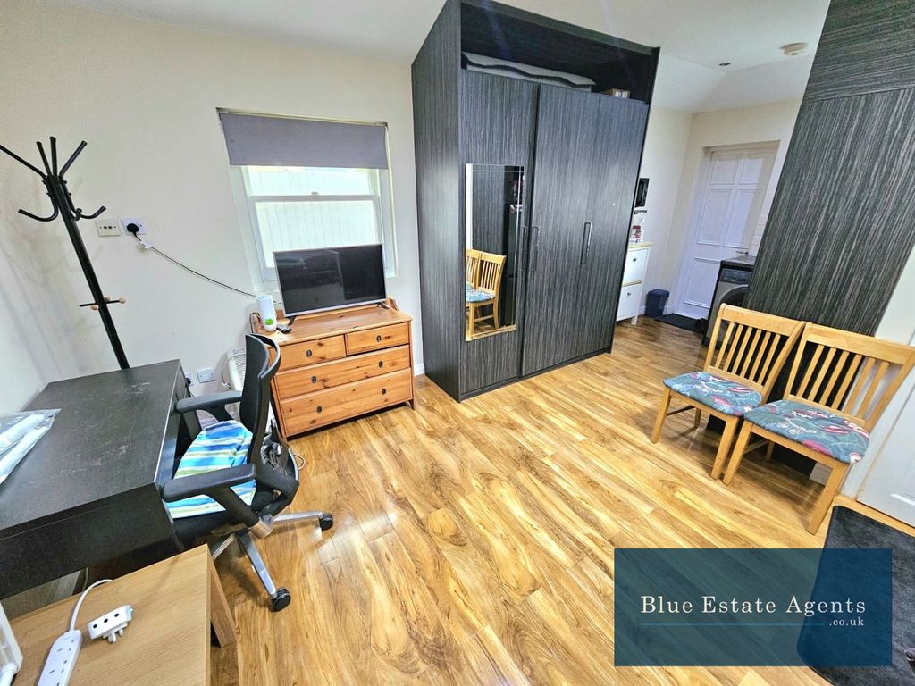 Property photo 1 of 6 Studio