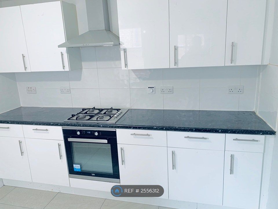 Property photo 3 of 8 Kitchen