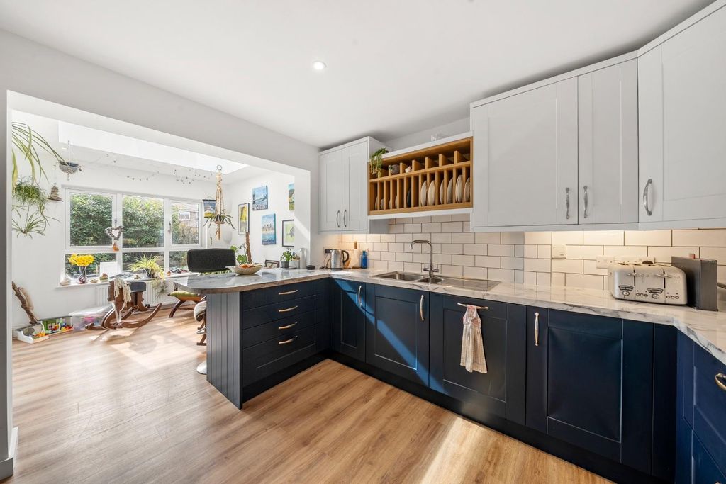 Property photo 3 of 25 Kitchen