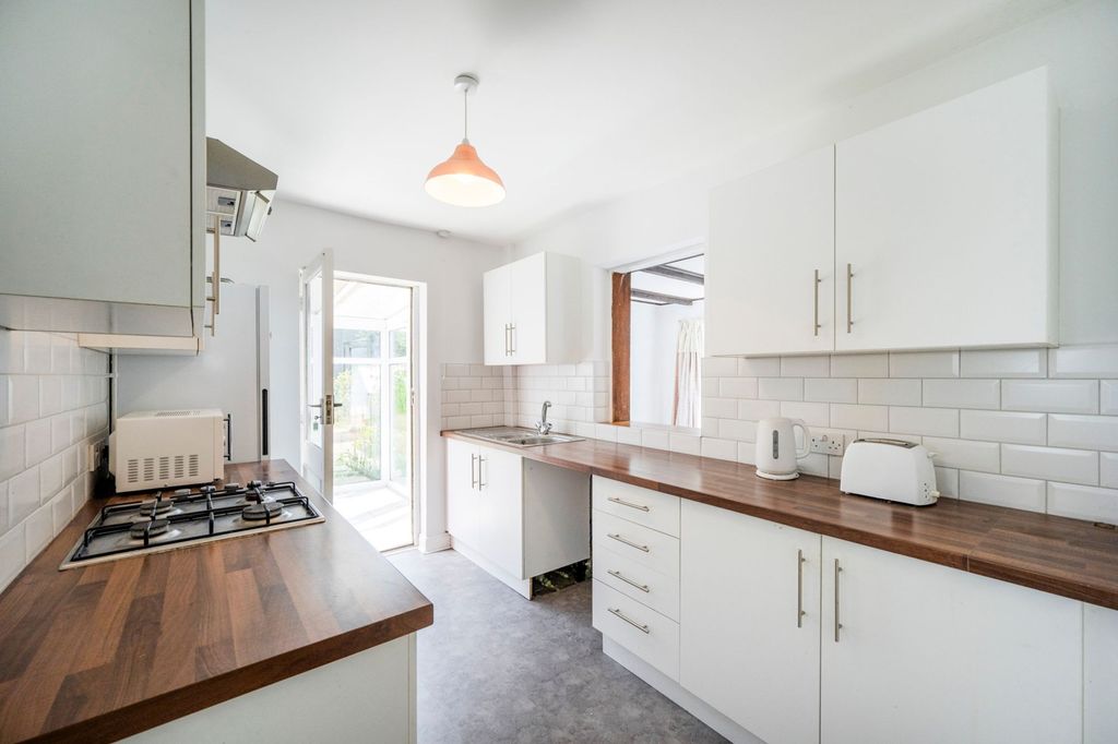 Property photo 3 of 18 Modern Fitted Kitchen