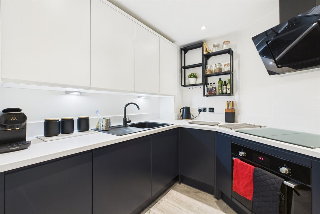 Property photo 3 of 10 Kitchen