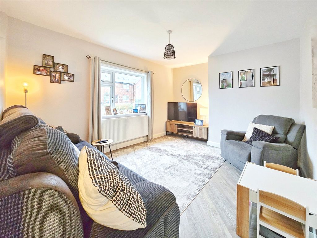 Property photo 2 of 17 Lounge