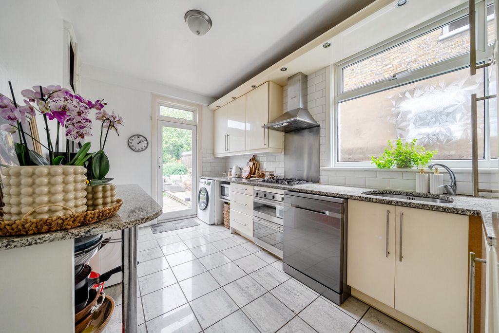 Property photo 3 of 16 Kitchen