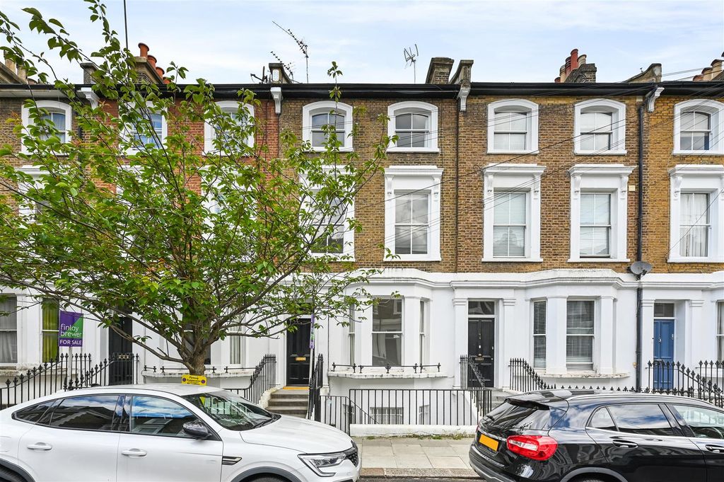 Property photo 2 of 11 Overstone Road