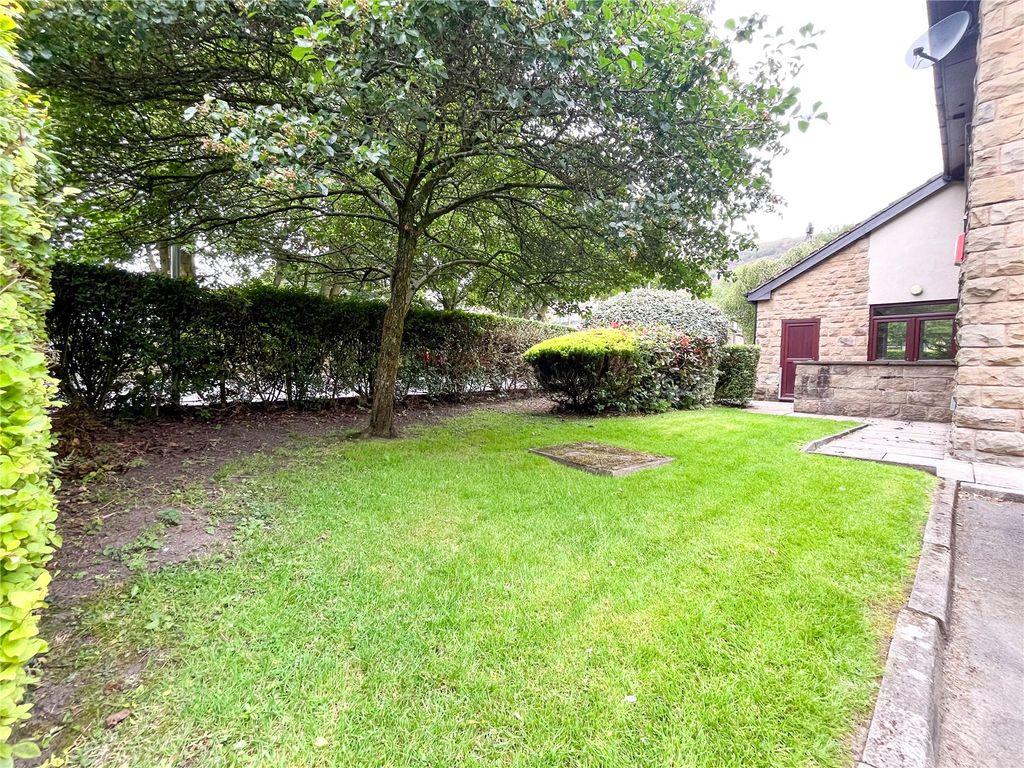 Property photo 3 of 13 Communal Gardens