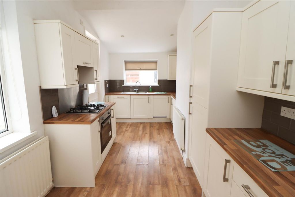 Property photo 3 of 12 Kitchen