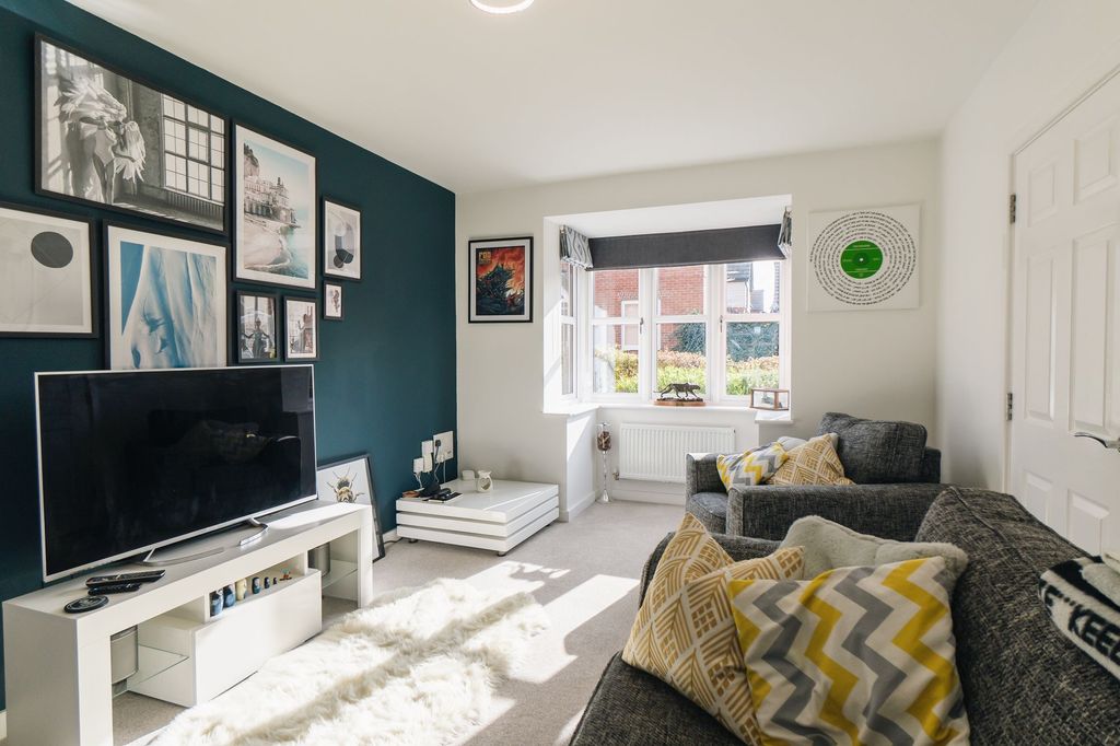 Property photo 3 of 27 Living Room