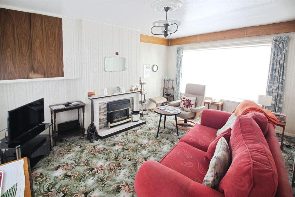 Property photo 3 of 13 Lounge