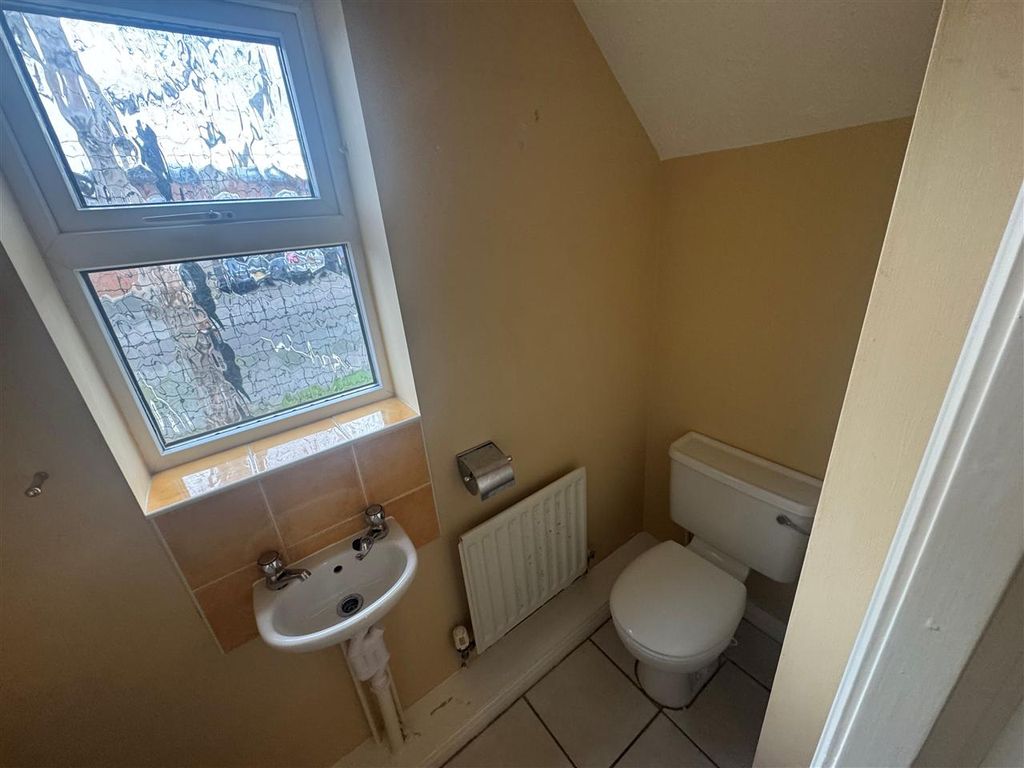 Property photo 3 of 14 Cloaks/W.c