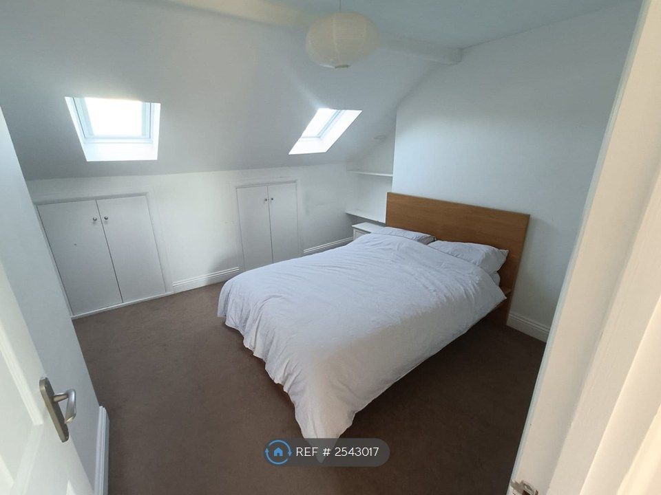 Property photo 1 of 8 Double Bedroom
