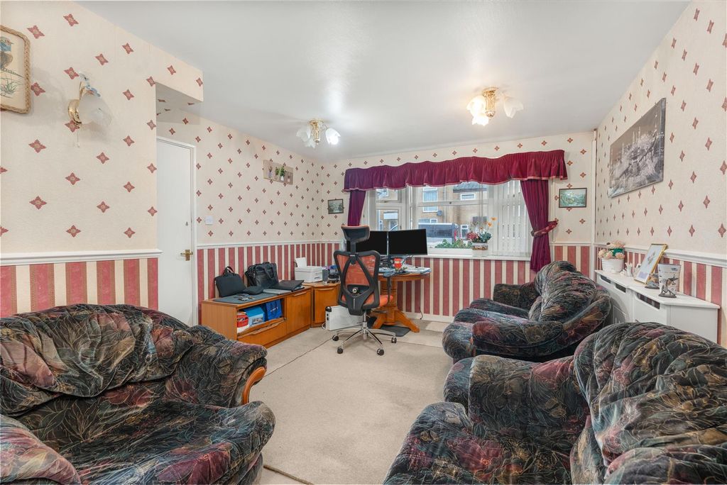 Property photo 3 of 7 32 Beaumaris Close, Banbury-7.Jpg