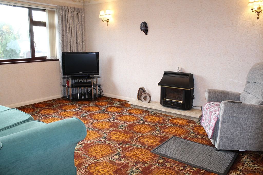 Property photo 3 of 12 Lounge