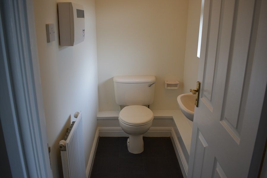 Property photo 2 of 11 Cloakroom