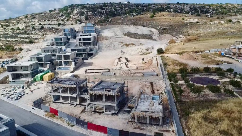 Property photo 1 of 2