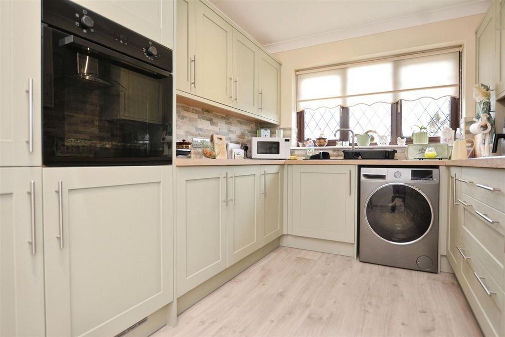 Property photo 3 of 20 Kitchen