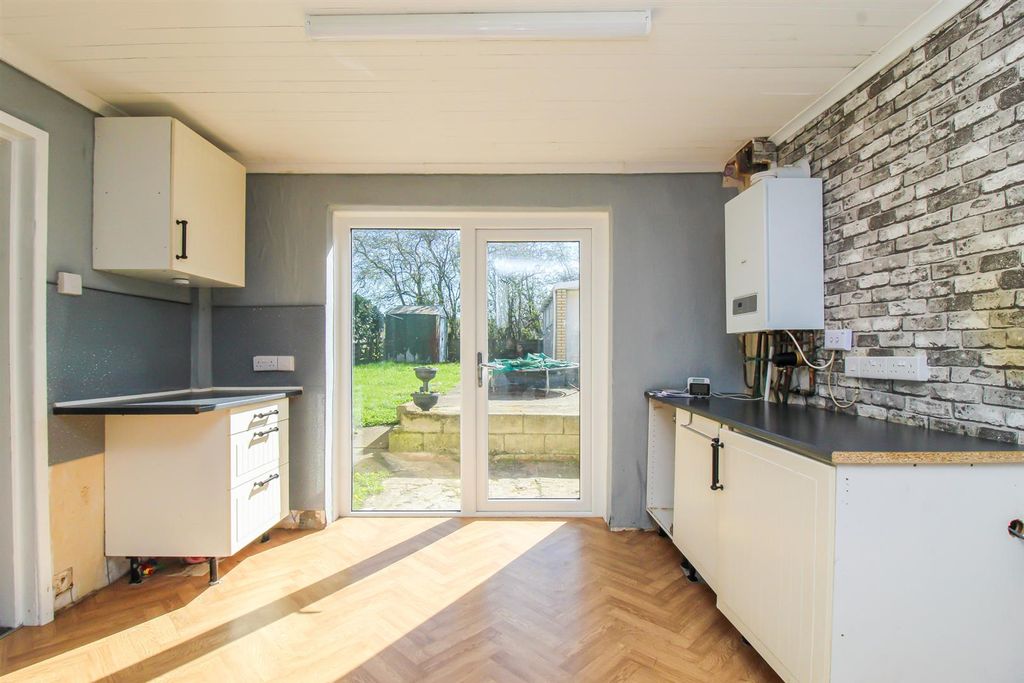 Property photo 3 of 11 Kitchen