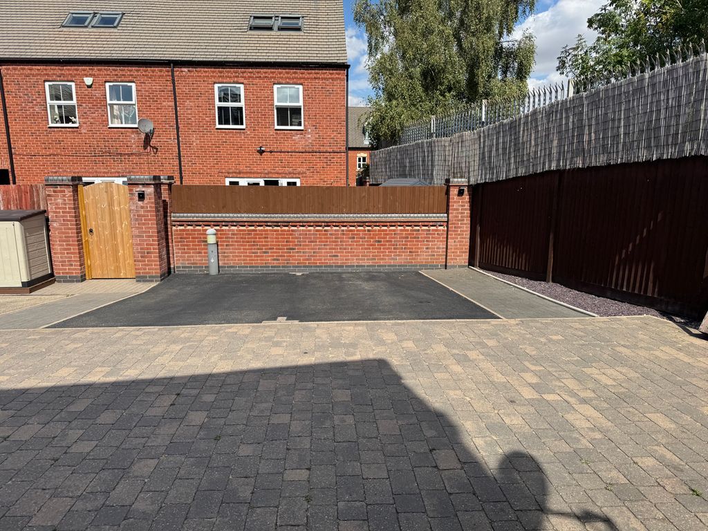 Property photo 2 of 27