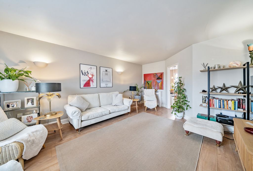 Property photo 2 of 8 1361874-23-68Deb9...