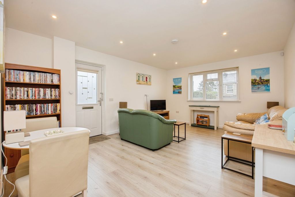 Property photo 3 of 19 Pbox-Img.Jpg