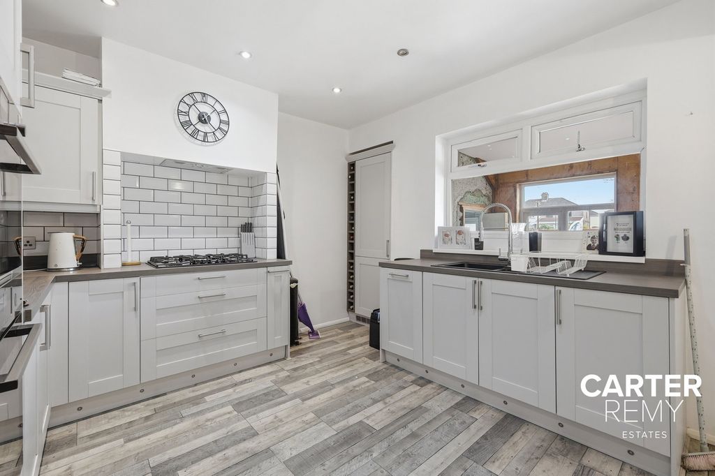 Property photo 2 of 28