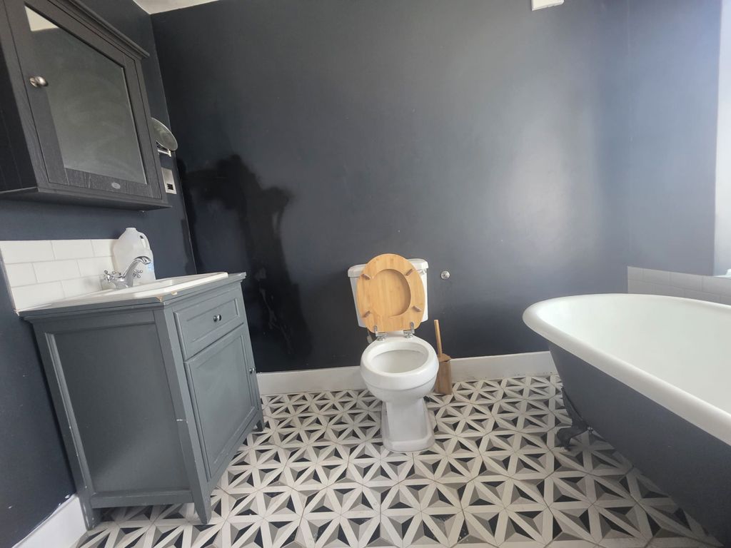 Property photo 3 of 16 Room